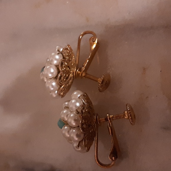 HOBÈ screwback earrings - Picture 3 of 4